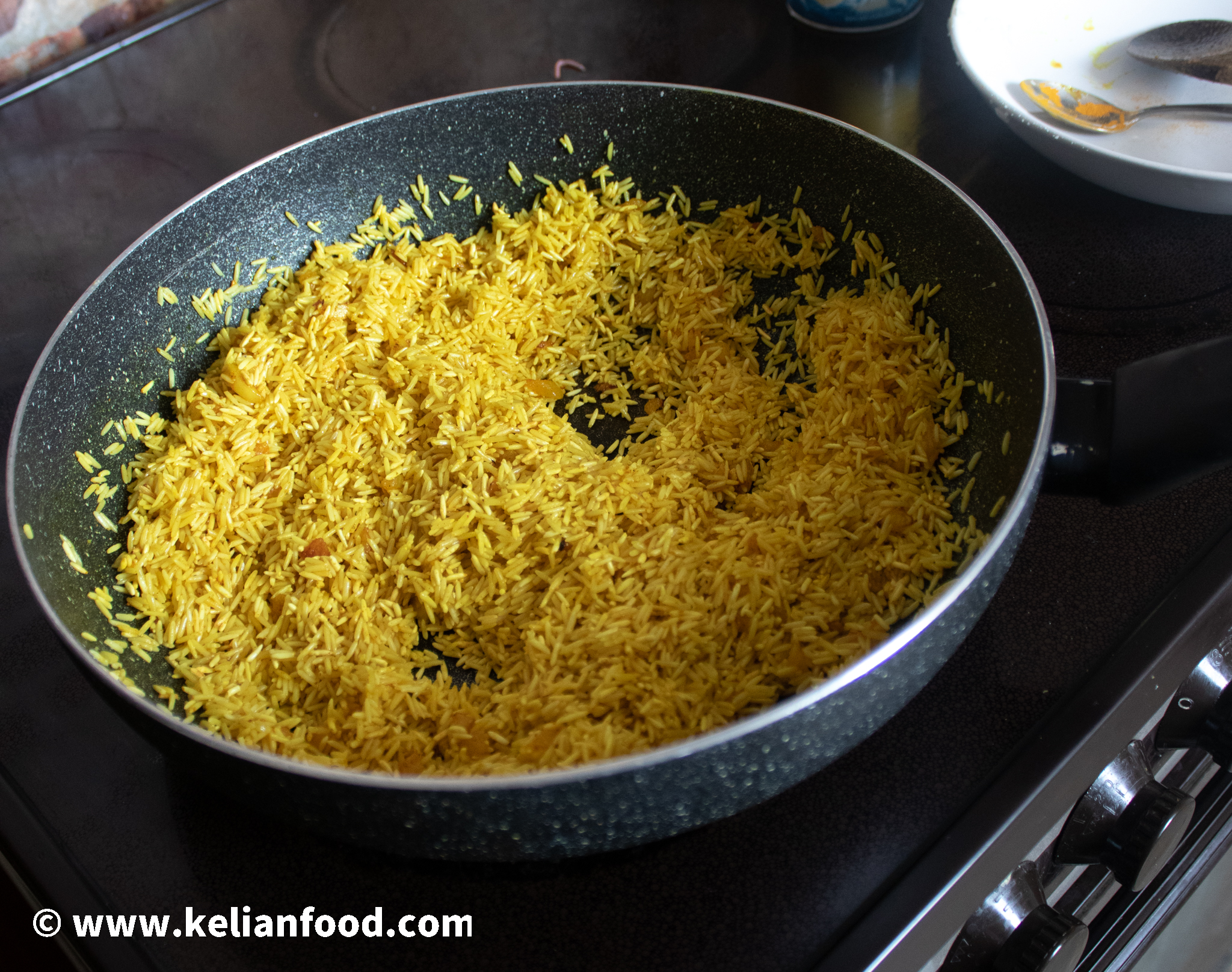 le riz jaune ou riz au curcuma ou nasi kuning est un aliment à base de riz  cuit avec du curcuma, du lait de coco et des épices. donc le goût est
