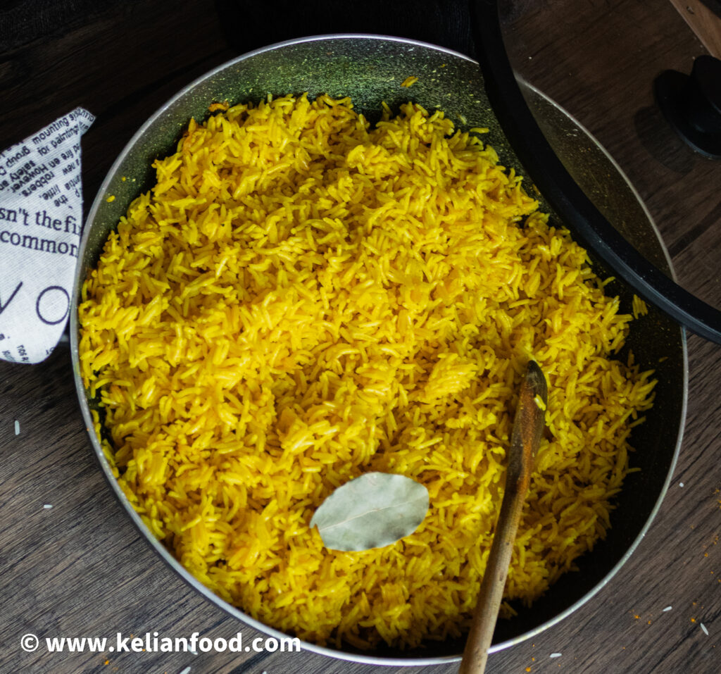 le riz jaune ou riz au curcuma ou nasi kuning est un aliment à base de riz  cuit avec du curcuma, du lait de coco et des épices. donc le goût est